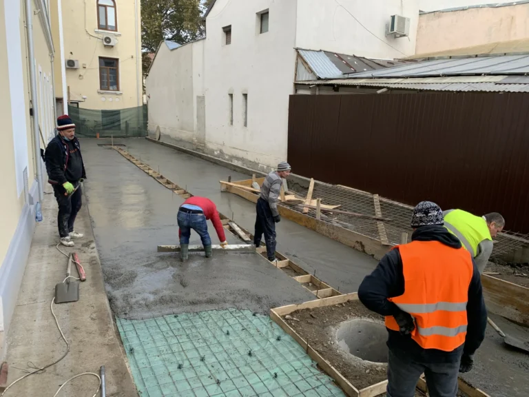 Echipa Stalgen Cons turnând o platformă de beton