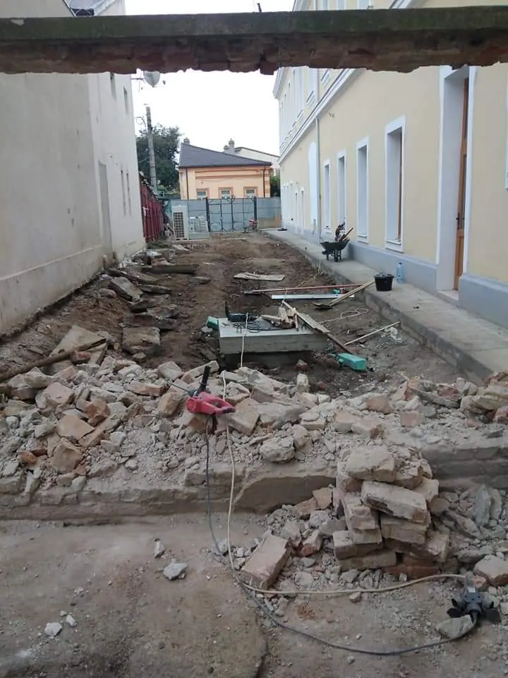 Curte interioară în timpul lucrărilor