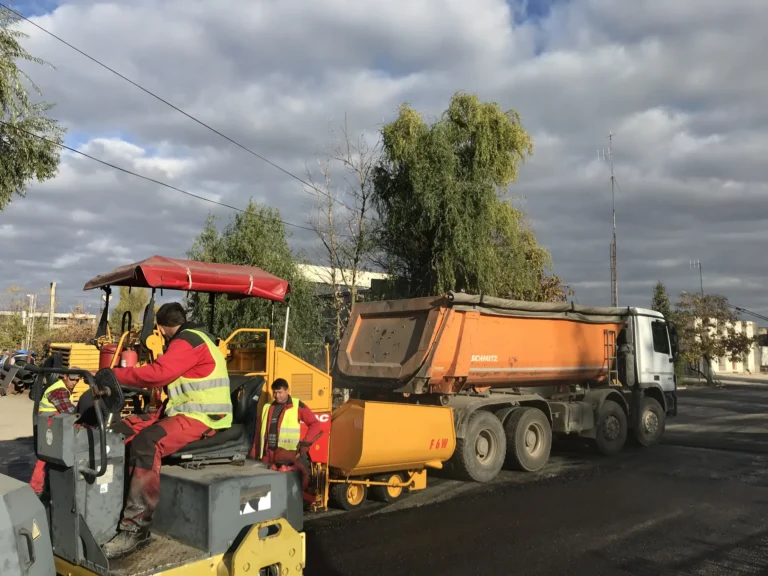 Asfaltare cu repartizor și basculantă
