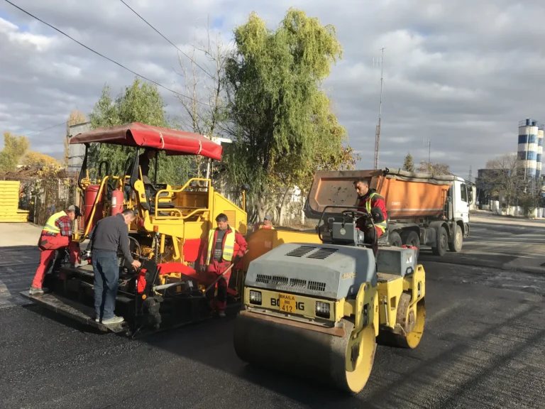 Echipa Stalgen Cons la asfaltare cu repartizor și compactor