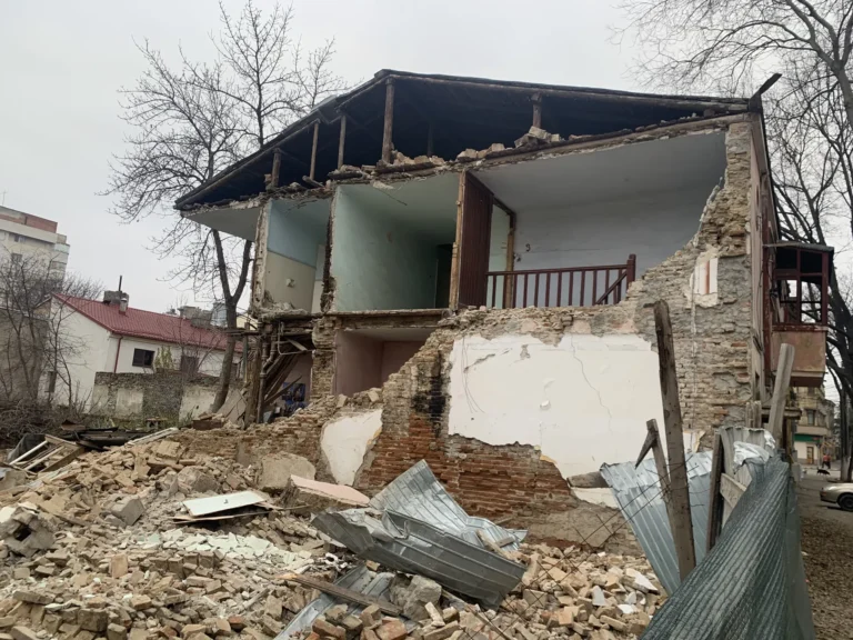 Clădire veche demolată parțial de Stalgen Cons
