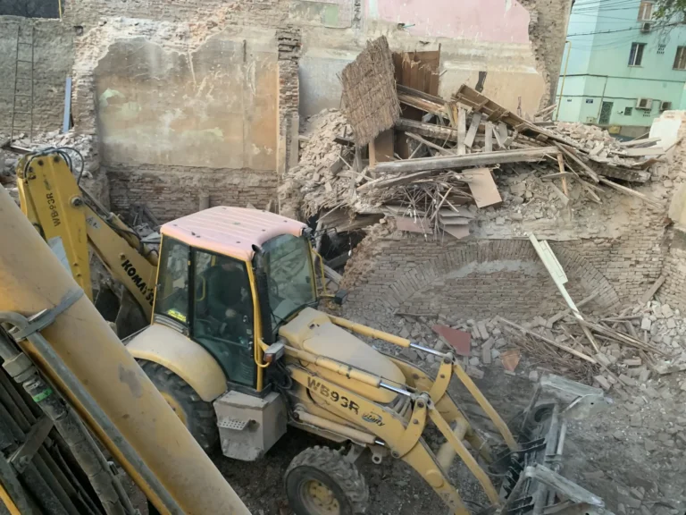 Buldoexcavator în zona de demolare