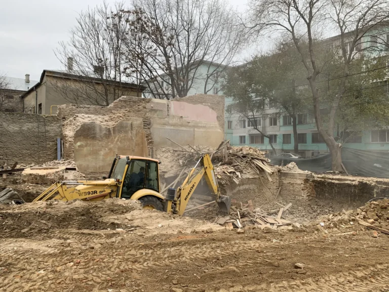 Demolare clădire veche cu buldoexcavator