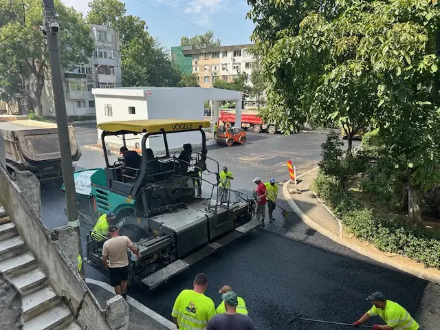 Finisor la asfaltarea unei parcări dintre blocuri, în Brăila