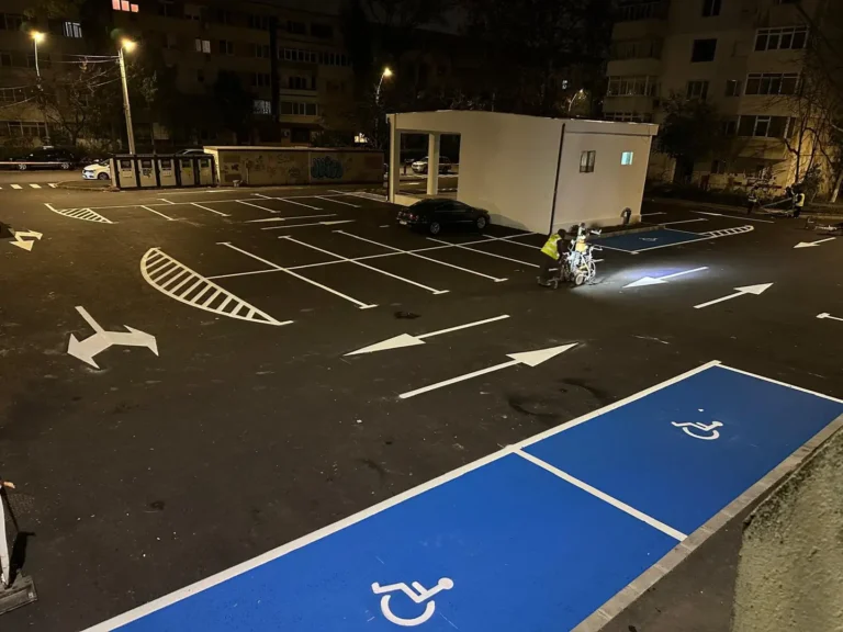 Parcare nou asfaltată și marcată de Stalgen Cons, cu locuri pentru persoane cu dizabilități