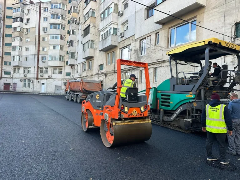 Așternerea asfaltului într-o parcare dintre blocuri, în Brăila