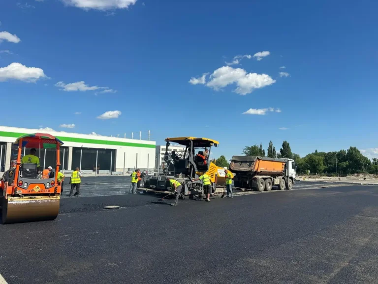 Finisor și cilindru compactor la asfaltarea parcării Leroy Merlin Brăila