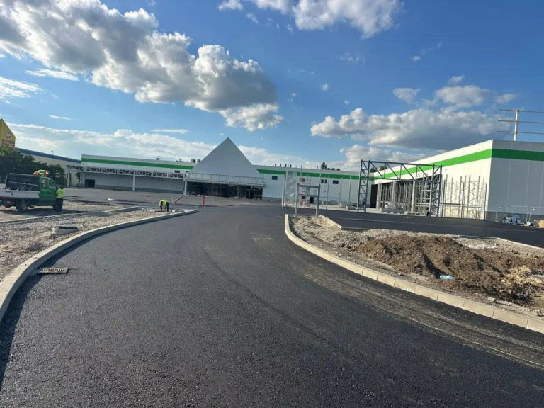 Drum de acces asfaltat la magazinul Leroy Merlin Brăila
