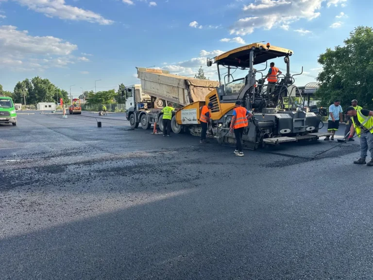 Echipa Stalgen Cons la asfaltarea parcării Leroy Merlin Brăila