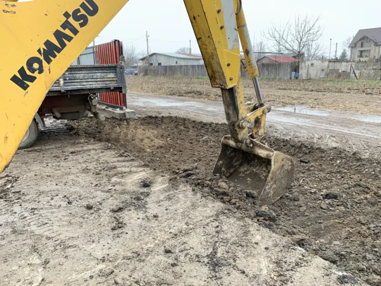 Excavator săpând un șanț