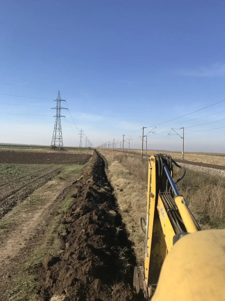 Săpătură pentru șanț de cabluri cu buldoexcavator