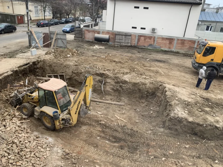 Buldoexcavator disponibil pentru închiriere