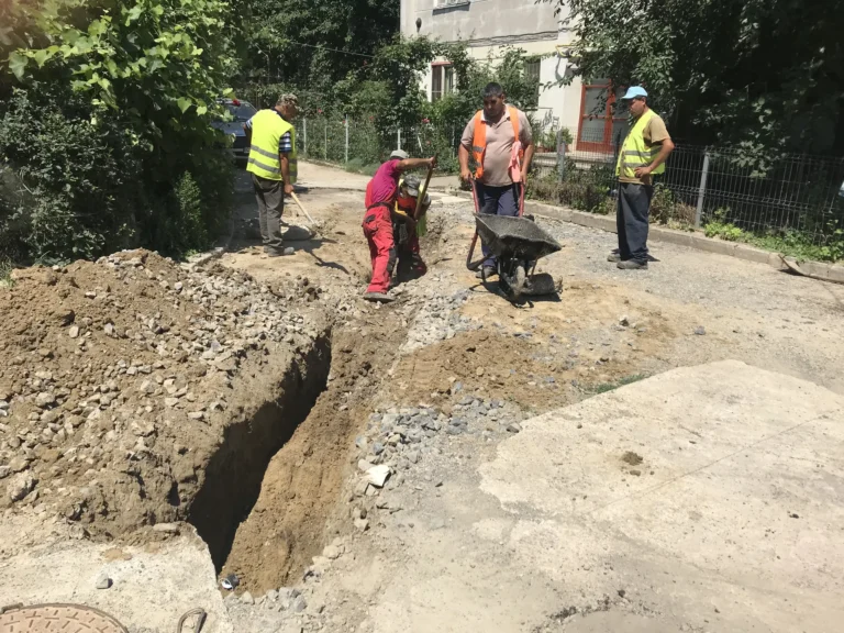 Muncitori Stalgen Cons executând o săpătură manuală