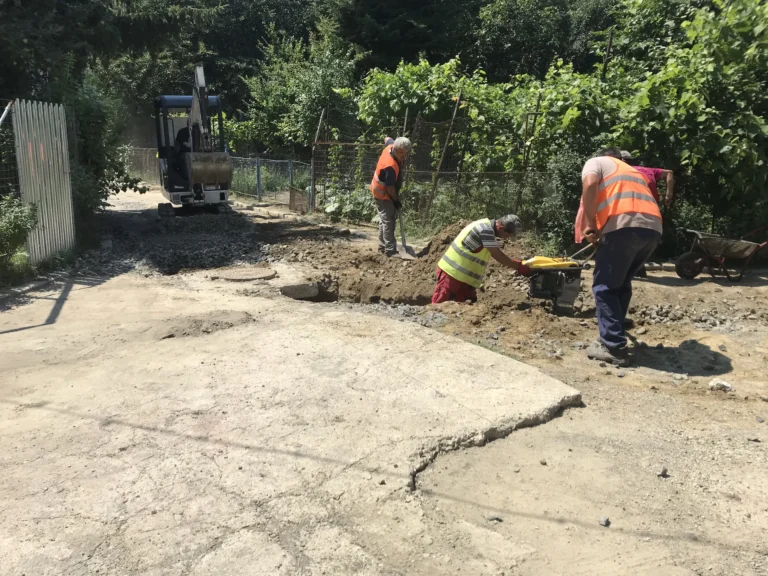 Echipă la săpătură pentru rețele