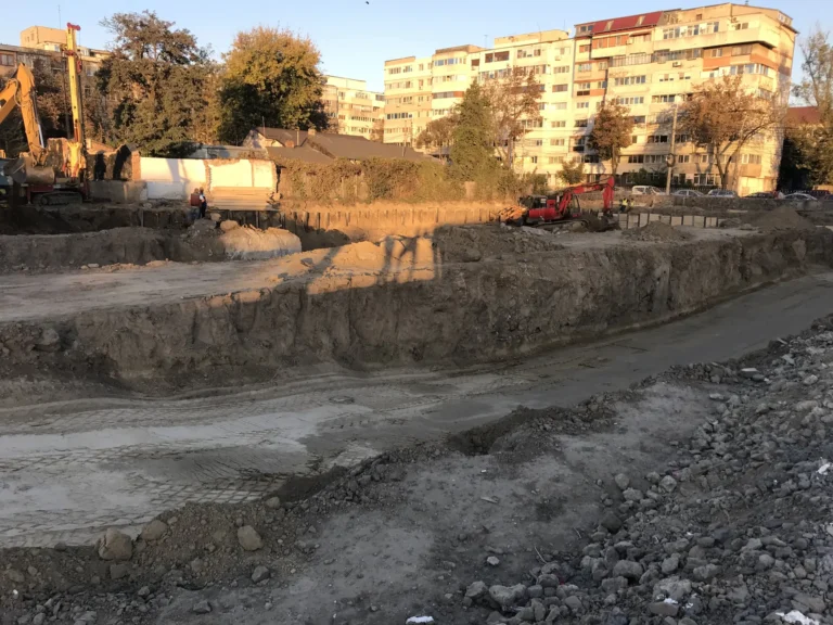 Săpătură de fundație pe un șantier Stalgen Cons
